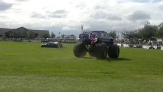 SLINGSHOT MONSTERTRUCK - TRUCKFEST NEWARK SEPT 2011