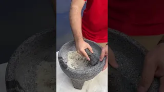 Seasoning a 4L molcajete