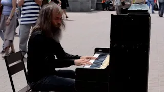 Man plays piano in street people were shocked - Уличный пианис Кирило Костюковский музыка для души