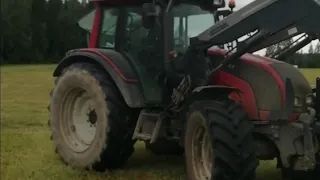 Work on the field in Finland🚜Я и Valtra.  Работа в Финляндии на молочной ферме летом