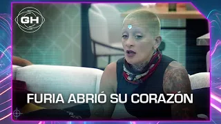 "Mi vida arrancó cuando mis viejos se fueron de mi vida" Furia se abrió ante la casa 🥺