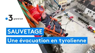 Les pompiers évacuent en tyrolienne un homme bloqué à 40 mètres de haut