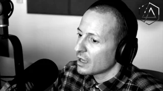 Gritos de ayuda de Chester Bennington. Con subtitulos. En una entrevista en días pasados.