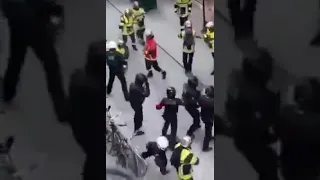 LA PELEA DEL AÑO - Bomberos Anti Vacunas Vs POLICÍAS de Macron FRANCIA