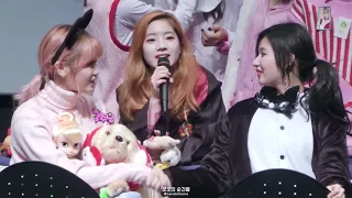 Twice Samo - Momo can't take her eyes of Sana