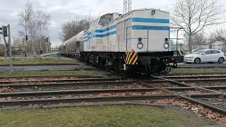 Bahnübergang Brandenburg August-Bebel-Straße /Auto hinter Schranken und Tram Kreuzung (Lok V100) ITB