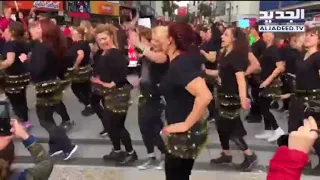 تركيات يرقصن على أغنية  بشرة خير  في شوارع ازمير
