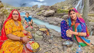 दूर रोटी बनाने गये और अचानक बारिश में फँसे 😳 Rajgundha valley, Barot Valley Himachal Pardesh HP-178