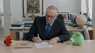 Peace on Piggy Island! Martti Ahtisaari negotiates truce between birds and pigs.