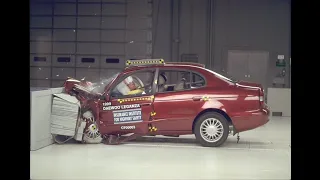 1999 Daewoo Leganza IIHS Moderate Overlap Crash Test