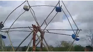 ideia incrivel ! uma roda gigante e uma barca de madeira.