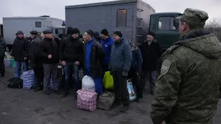 Ukrainian and pro-Russian rebels in mass prisoner swap (2)