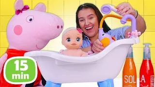 Vamos aprender a dar banho no bebê! História infantil com a boneca bebê Alive em português