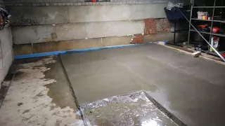 Как избавиться от воды на полу в подвале? Стяжка - решение или нет?