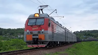 Электровоз 4ЭС5К-006 "Ермак" с грузовым поездом.
