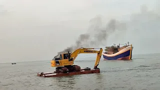 kapal baru turun dari galangan, langsung di tarik ke tengah laut