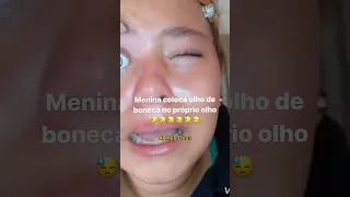 Menina coloca olho de boneca no próprio olho