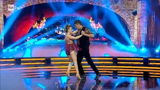 La salsa di Teo Mammucari e Anastasia Kuzmina - Ballando con le Stelle 09/12/2023