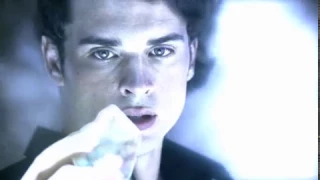 Smallville 4x01 - Kal-El puts the mysterious stone in the caves
