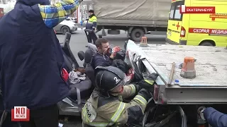 Водителя вырезают из искореженной машины