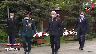 Глава Дагестана возложил цветы к Вечному огню у мемориала Воину-освободителю