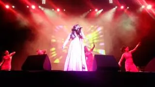 Shreya Ghoshal Commencing Seattle 2013 concert with Sunn Raha hai na Tu