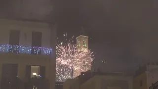 Bari 'illuminata' dai botti di capodanno. Festa al Petruzzelli e strade deserte