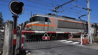 Manually-operated level crossings