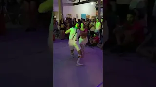 Danilo Ricci e Clara Rodrigues dançando Baião Destemperado Barbatuques Forró em itaúnas