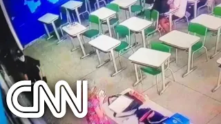 Imagens mostram momento do ataque à professora em escola de SP | LIVE CNN