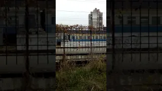 Электричка на железнодорожной станции Святошино в Киеве. Svyatoshino railway station in Kiev.