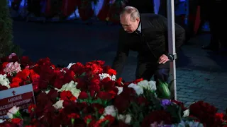 Сразу после похорон! Путин подошел к могиле  Сын Ланового держал ее под руки  Страшный день