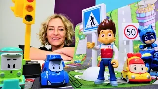 Nicoles Spielzeug Kindergarten. Catboy und die Robocars lernen die Verkehrsregeln