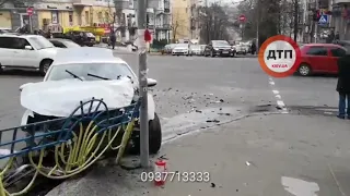 Серьёзное ДТП с пострадавшими в Киеве на Саксаганского/Тарасовской: три авто, парня завели в скорую.