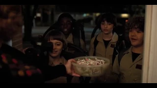 Stranger Things 02x02 - Max scares the Kids