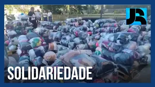 SOS Chuvas do Rio Grande do Sul distribui alimentos, roupas, cobertores e água em Porto Alegre