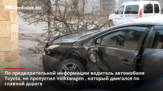 В Бердянске в результате ДТП один автомобиль врезался в забор, другой – в дерево