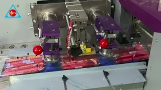 Automatic sausage packing machine for packing several sausages together