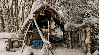 Build a shelter in the snow, stay overnight in the snow house l Life In The Wild Forest