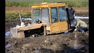 гусеничные танки трактора   застряли в грязи оффроад