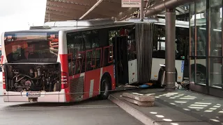 Ursache noch unklar: Bus kracht in Hamburger S-Bahnhof