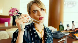 Cara Delevingne révèle ce qu'elle emporte dans son sac | Vogue Paris