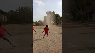 Video Bocah SD di Sukoharjo Bermain di Sekitar Pusaran Angin Puting Beliung