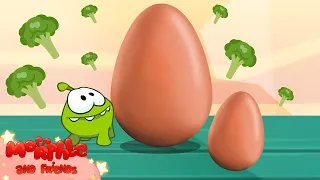 Learn English with Om Nom | Om Nom breaks eggs to see what's inside | Learn colours with Om Nom