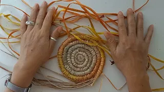 Como tingir as fibra de bananeira com corantes naturais nas cores laranja e amarelo.