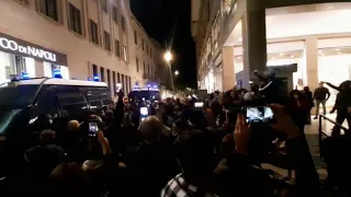 Lecce, protesta per il Dpcm: corteo al grido di "Libertà". Alcuni manifestanti forzano cordone
