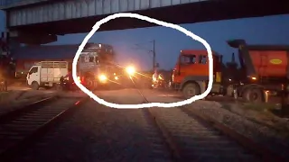 Gateman in Trouble!! दो ट्रेन पास में आगई लेकिन बड़ी बड़ी ट्रके और लोग क्रासिंग पार करते रहे