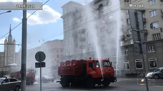 Поливальные машины на улицах Москвы