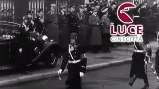 Sfilata militare hitleriana davanti al Fuhrer.