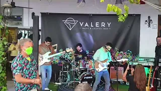 Essencial Rock Band singing Money for Nothing at Valery Cocktail & Music Bar, Mojacar Playa